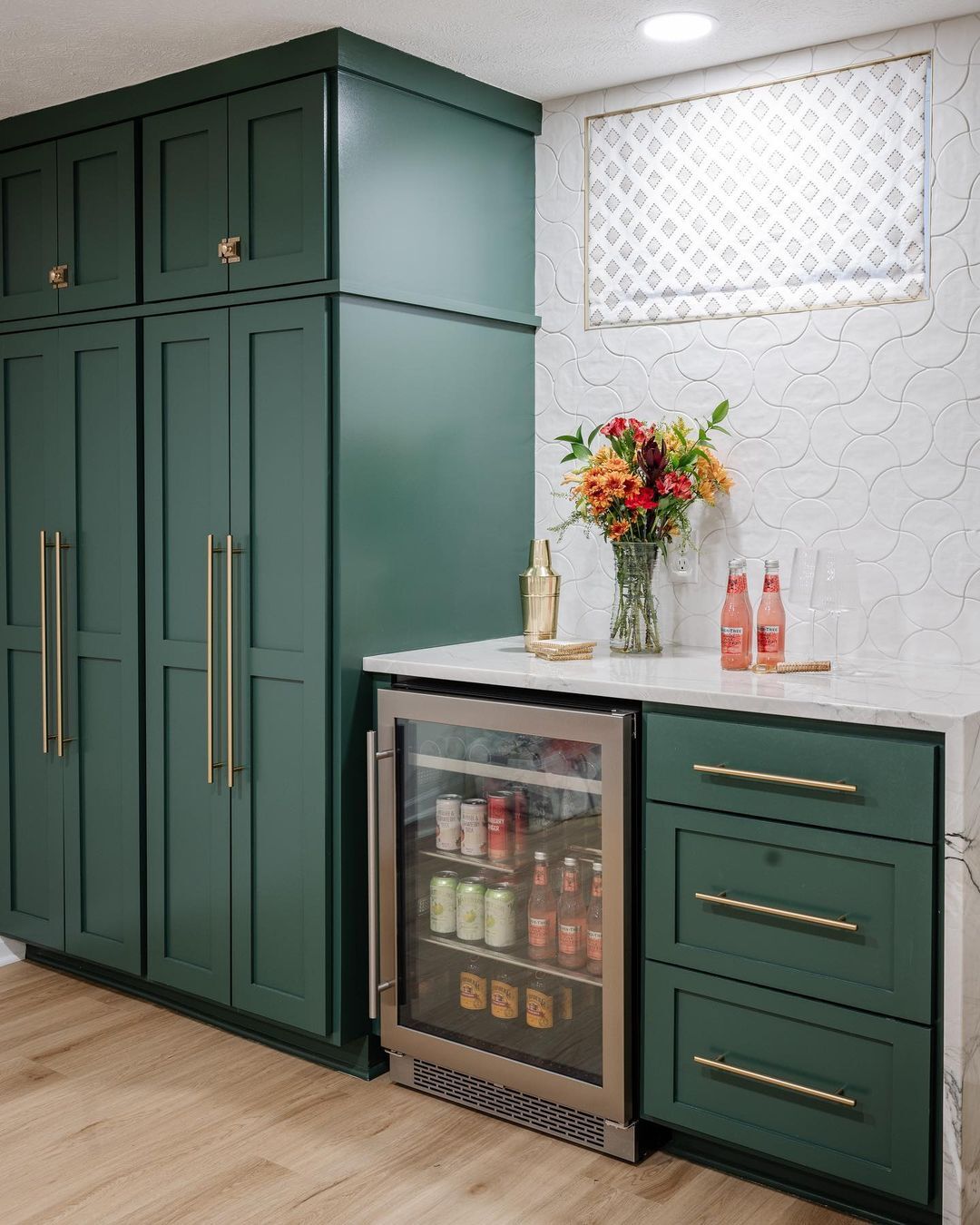 Elevate your home with custom wet and dry bar designs from Radford Woodworks. Discover 2024's top trends for the ultimate entertaining space. Contact us to create your dream bar today!